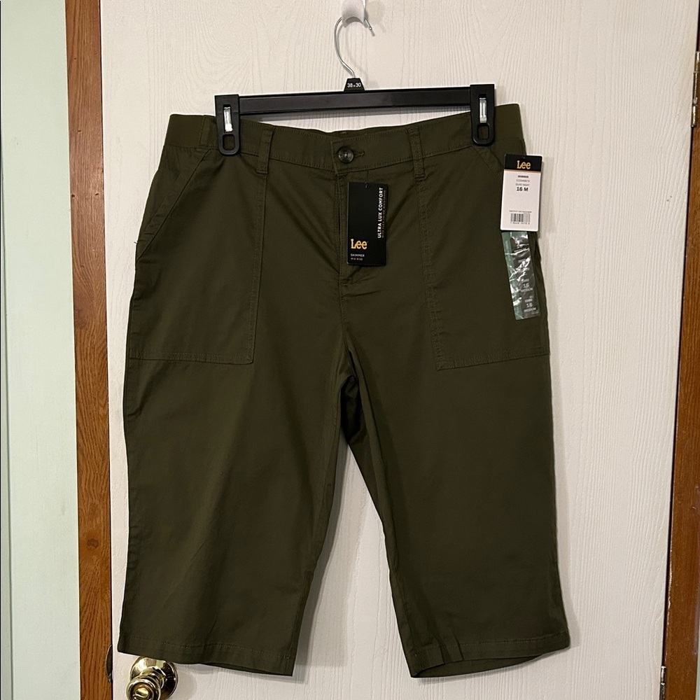 Lee Women’s Mid Rise Olive Green Skimmer With Flex To Go Waistband Size 16M NWT